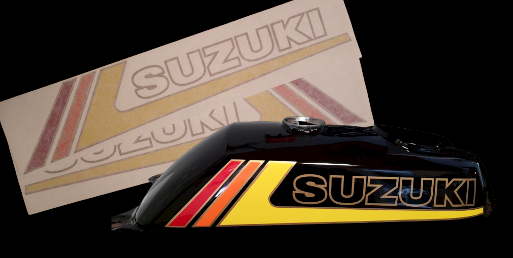 Suzuki PV tankin tarrat vm. -83, -85, -86 (pari)