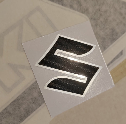 S logo tarra 2-värinen KROMI/HIILIKUITU